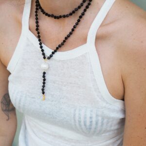 Rosario Black Stone Tiny Moon Necklace